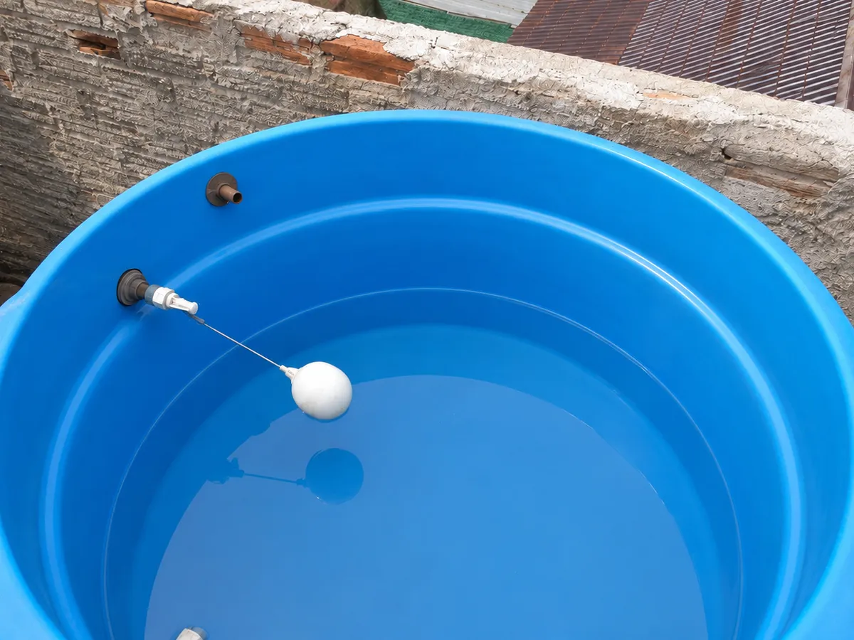 Tanque de agua limpio después del mantenimiento — VAXA